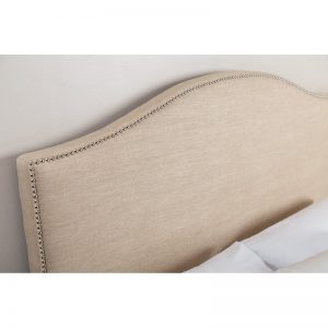 cabeceira de cama capela com tachas